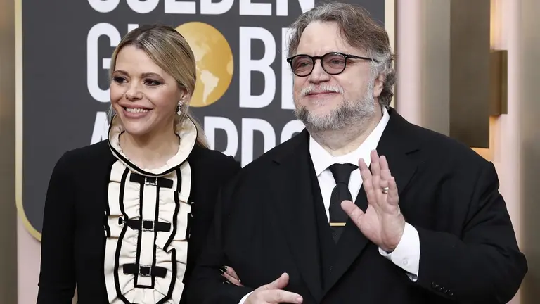 Guillermo del Toro, uno de los directores del momento, llegó a los Globos de Oro acompañado de su esposa, Kim Morgan. EFE
