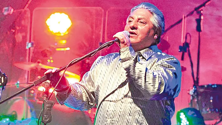 Dante Uzquiano, el vocalista de la agrupaci&oacute;n Wara. LA RAZ&Oacute;N