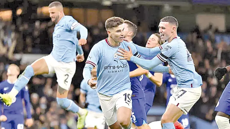 Juli&aacute;n &Aacute;lvarez (c), Phil Foden (i) y Kyle Walker (d)  festejan un gol del primero con el City. TYC SPORTS