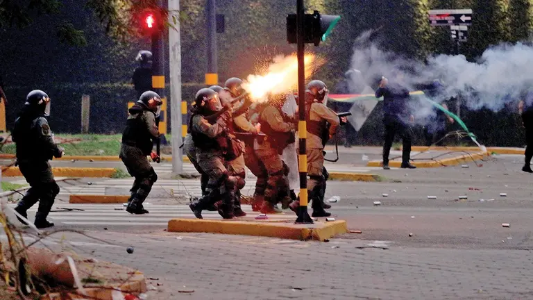 Policías y manifestantes se enfrentan durante protestas en Santa Cruz. EFE