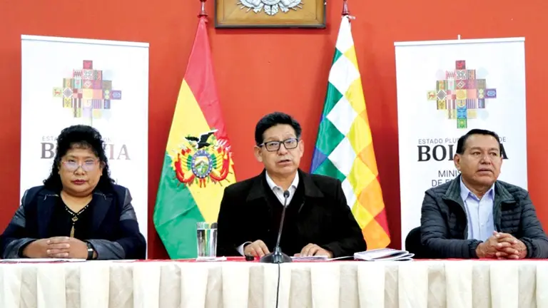 El ministro de Educaci&oacute;n, &Eacute;dgar Pary (c), en una conferencia de prensa. MINEDU