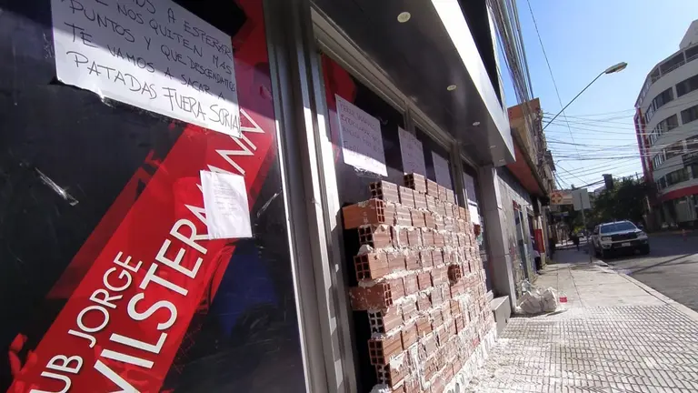 La parte frontal de la sede de Wilstermann, tapiada y con carteles que repudian la gesti&oacute;n de Gary Soria. DICO SOL&Iacute;S