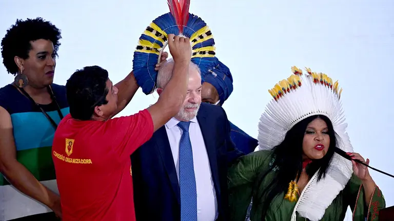 El presidente de Brasil, Luiz Inacio Lula da Silva, participa en un acto en el que Sônia Guajajara asumió como la primera ministra indígena de Brasil, hoy, en Brasilia (Brasil). EFE