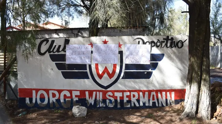 El complejo de Wilster de la laguna Alalay, escrachado con carteles en contra de la dirigencia. NO&Eacute; PORTUGAL