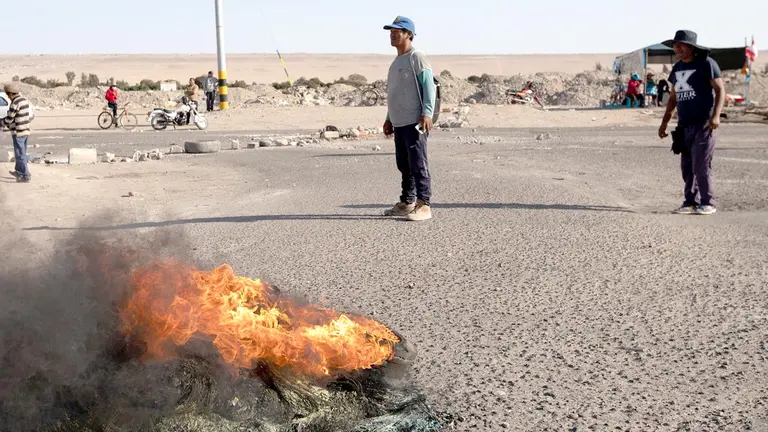 Cientos de manifestantes bloquean hoy, la carretera que une los países de Perú y Chile. EFE
