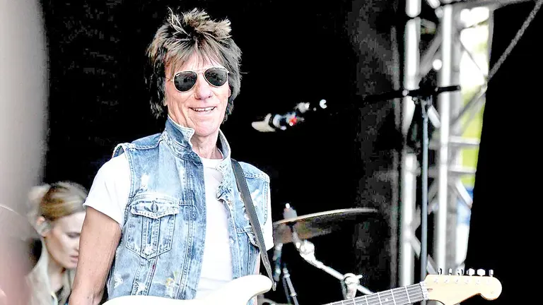El guitarrista Jeff Beck durante una presentaci&oacute;n musical. MARCA
