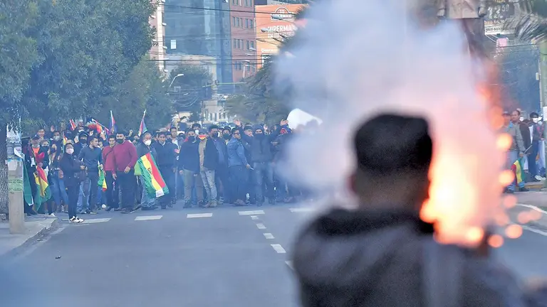 Los periodistas que cubren el conflicto en Santa Cruz est&aacute;n expuestos a ser heridos. EFE
