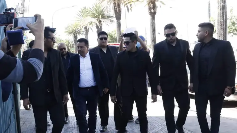 Gary Soria ingresando a oficinas de la FBF con 7 escoltas. APG
