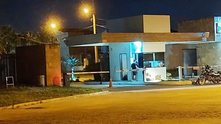 Las afueras del domicilio en el que hallaron el cuerpo del oficial sin vida, en Santa Cruz. CLAVE 300.1