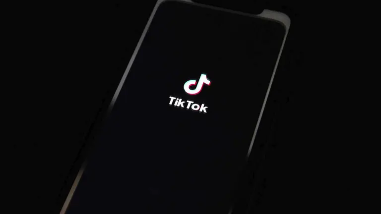 Sobre Tik Tok. EFE