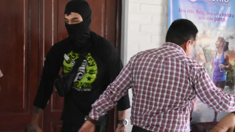 Un fan&aacute;tico del club Wilstermann aparece con el rostro semicubierto durante la conferencia de prensa realizada el jueves 12 de enero. ANP