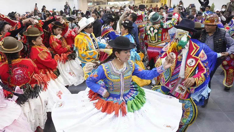 Personas participan del lanzamiento del "Primer Carnaval del A&ntilde;o" que rescata la danza de los ch'utas./ EFE