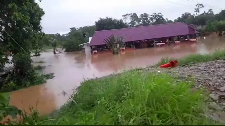 As&iacute; luce, inundado, un restaurante ubicado en la comunidad de la Jota, del Tr&oacute;pico de Cochabamba, tras las intensas lluvias. RADIO KAWSACHUN COCA