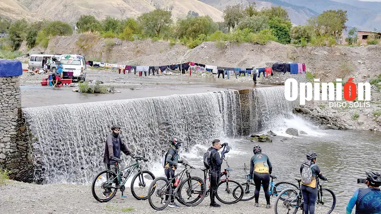 Un grupo de ciclista hace una parada en un sector donde se formó una especie de cascada.            DICO SOLÍS