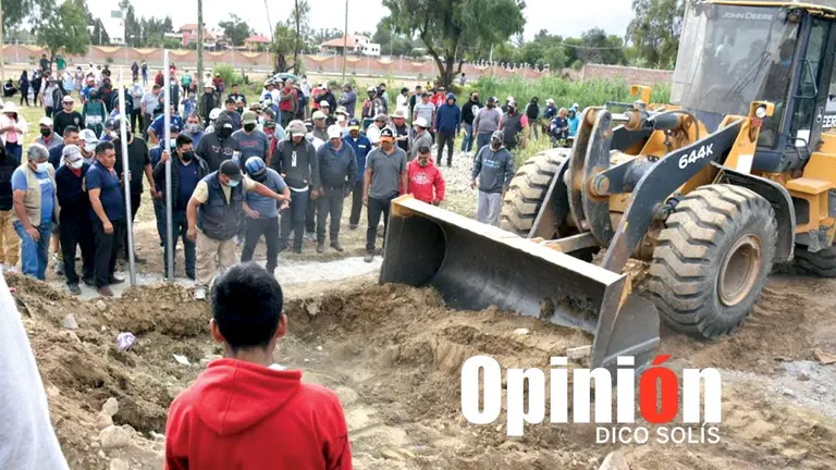 Maquinaria pesada sepulta el pozo en conflicto.             DICO SOLÍS