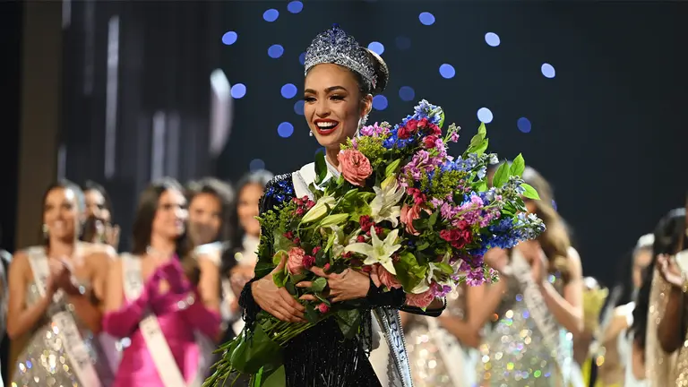 Miss Estados Unidos es coronada reina de la belleza universal./ EFE
