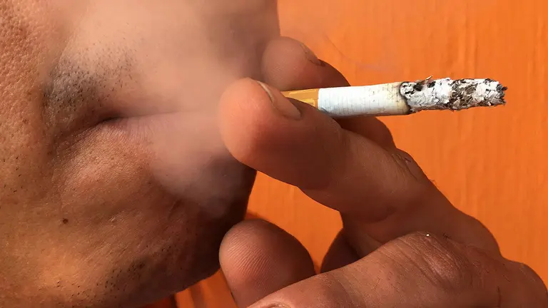 Imagen de una persona fumando./ EFE