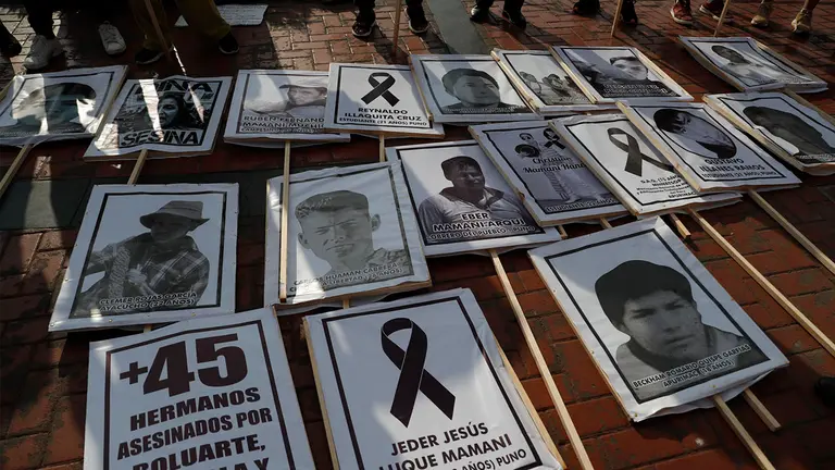 Carteles llevados a una marcha contra el Gobierno de Dina Boluarte en Lima. EFE