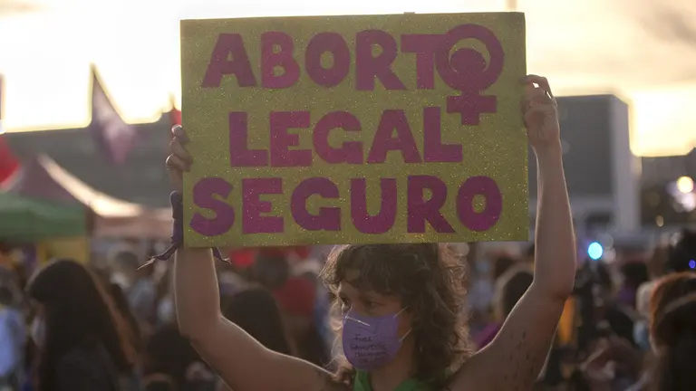 Una mujer con un cartel pro aborto. EFE