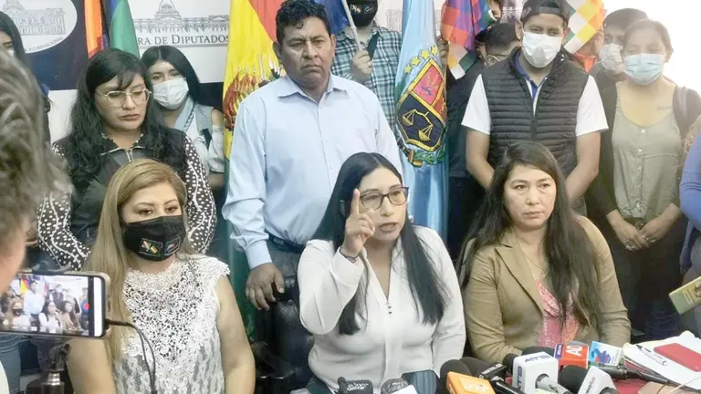 Diputados &ldquo;renovadores&rdquo; junto a algunos de sus seguidores, este 16 de enero en la Brigada Parlamentaria. MELISSA REVOLLO