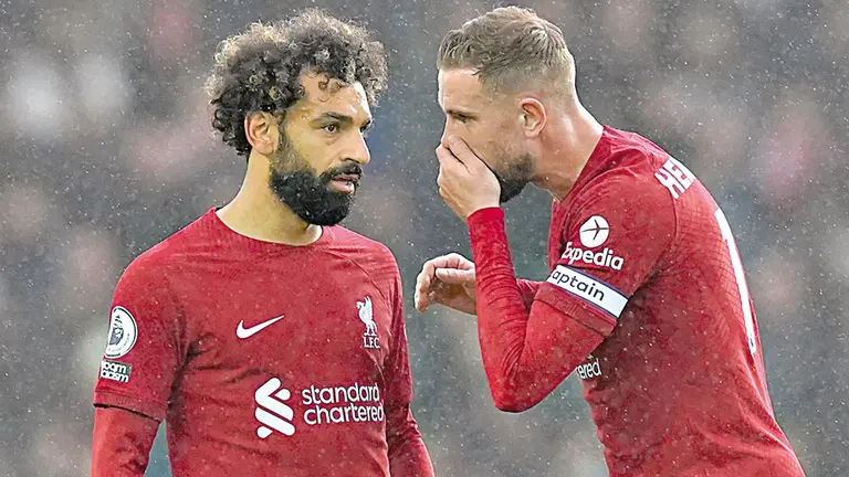 Henderson y Salah hablan en un duelo de Liverpool. MARCA.COM