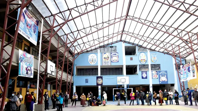 Padres de familia forman filas en una unidad educativa. ABI