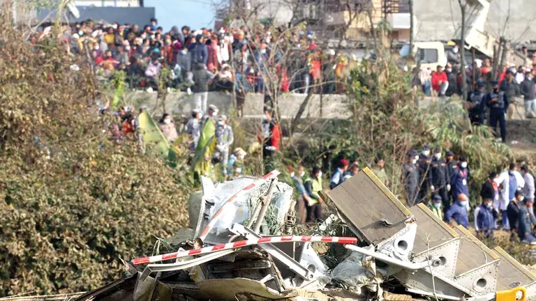 Restos en el lugar del accidente del avión ATR-72 que se estrelló este domingo en el centro de Nepal. EL PERIÓDICO