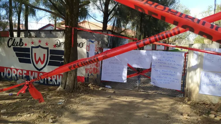 El complejo de Wilstermann apareci&oacute; precintado y con carteles. DICO SOL&Iacute;S