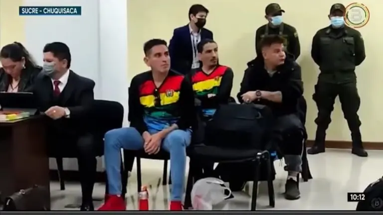 Yassir Molina (der), Milena Soto, los hermanos Mario Antonio y Fabio Alejandro Bascop&eacute; (izq), miembros de la RJC, durante su audiencia de juicio oral, en Sucre. BOLIVIA TV