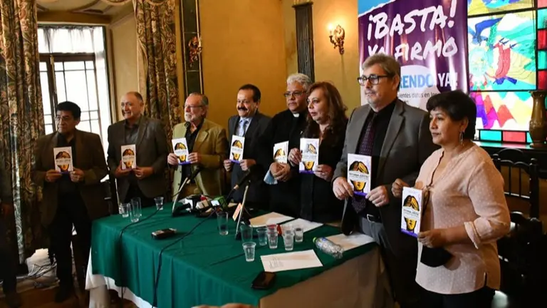 Algunos de los que organizan la campa&ntilde;a para juntar firmas.