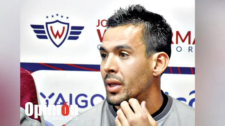 Arnaldo Gim&eacute;nez da una conferencia de prensa. DICO SOL&Iacute;S