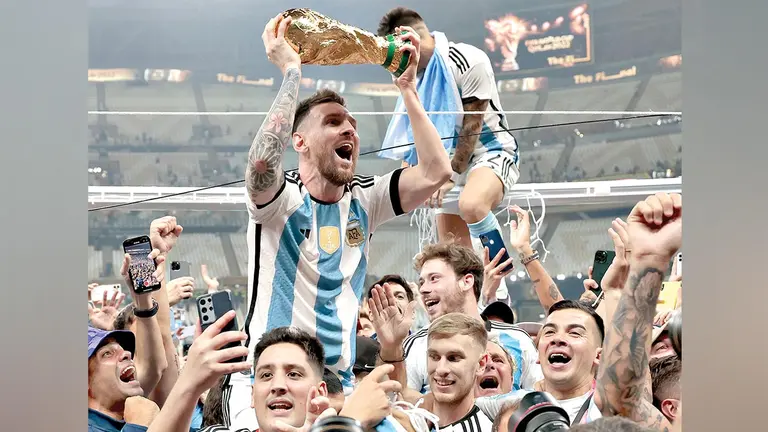 Lionel Messi festeja el t&iacute;tulo FIFA con la Albiceleste. EFE