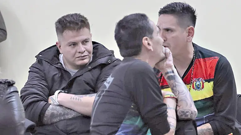 L&iacute;deres de la RJC y su abogado Jasmani Torrico durante el juicio en Sucre. APG