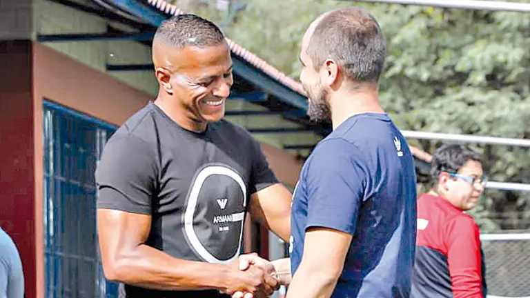 Serginho se despide de sus compa&ntilde;eros de Wilstermann. APG