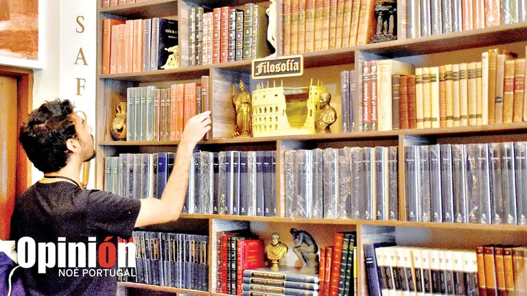 Un estante con algunos libros que ofrece la Librer&iacute;a Anticuaria Atenea. NO&Eacute; PORTUGAL
