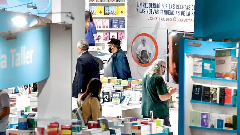 Un grupo de lectores en la feria argentina. AGENCIAS
