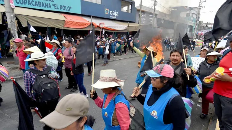 Manifestantes participan en una marcha contra el Gobierno de la presidenta Dina Boluarte hoy, en Arequipa (Perú). EFE