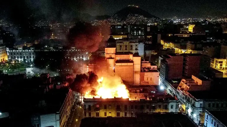 Registro general este jueves, del incendio de un edificio, durante las masivas protestas antigubernamentales, en el centro de Lima. EFE