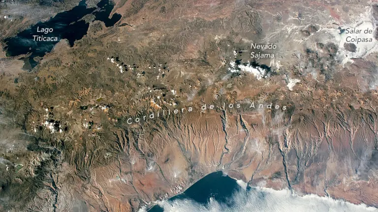 Imagen espacial que tom&oacute; un astronauta del lago Titicaca. NASA