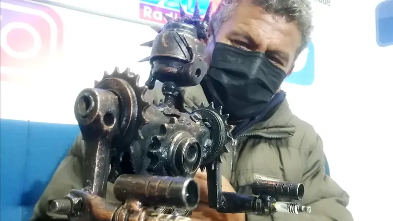 Jhonny Flores muestra el robot que construy&oacute; con hierro reciclado.  VIOLETA SORIA