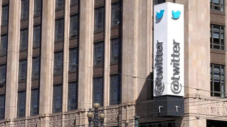 Fotografía de archivo en la que se registró un logo de la compañía Twiiter, en la fachada de su sede principal en San Francisco (California, EEUU). EFE