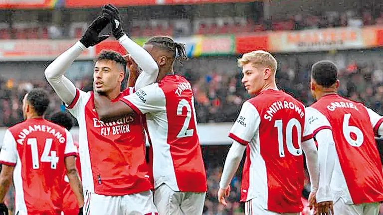 Futbolistas del Gunner celebran un gol. FUTBOLETE