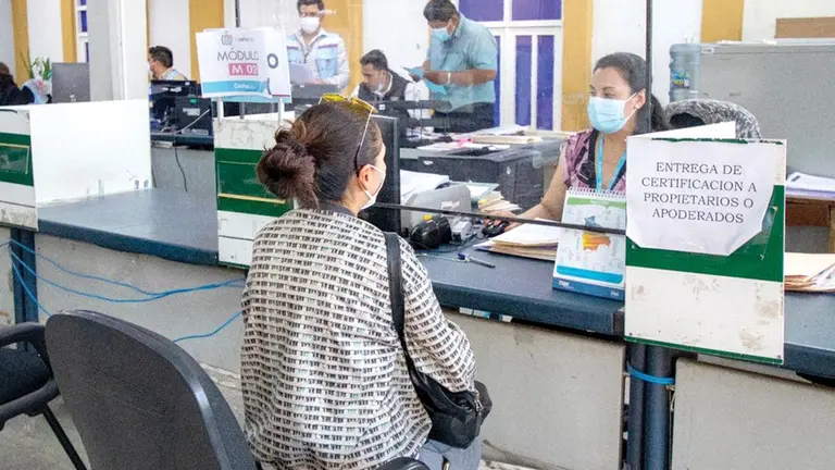 Una ciudadana en oficinas de Recaudaciones de la Alcaldía de Cochabamba. GAMC