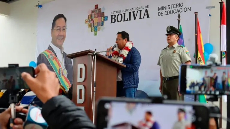 El presidente de Bolivia, Luis Arce, durante la entrega de una unidad educativa./ ABI