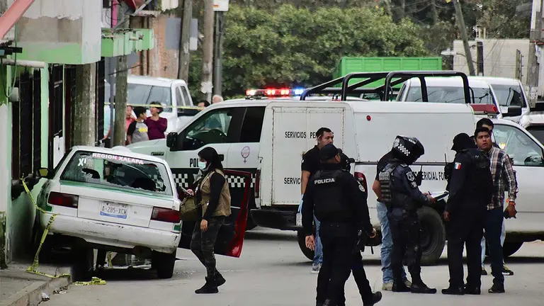 Fotograf&iacute;a de archivo de miembros de la polic&iacute;a municipal y agentes periciales que inspeccionan una escena del crimen donde fue asesinado el periodista mexicano Pedro Pablo Kumul, en Xalapa, estado de Veracruz (M&eacute;xico). EFE