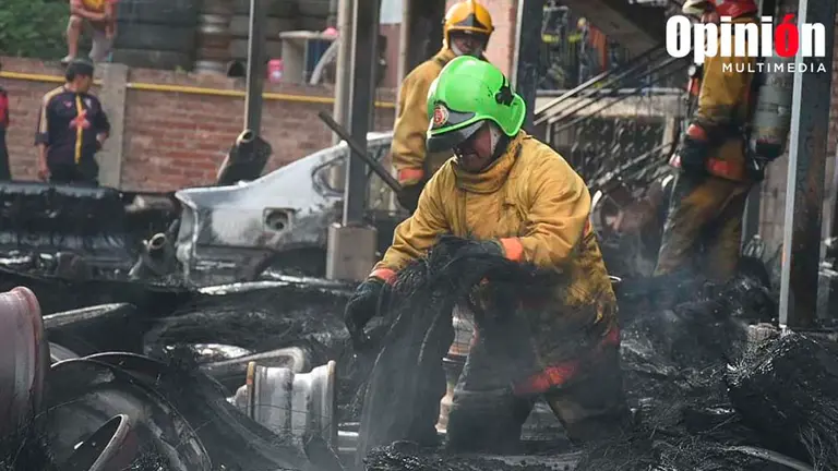 Un bombero trabajando en la zona. Dico Sol&iacute;s
