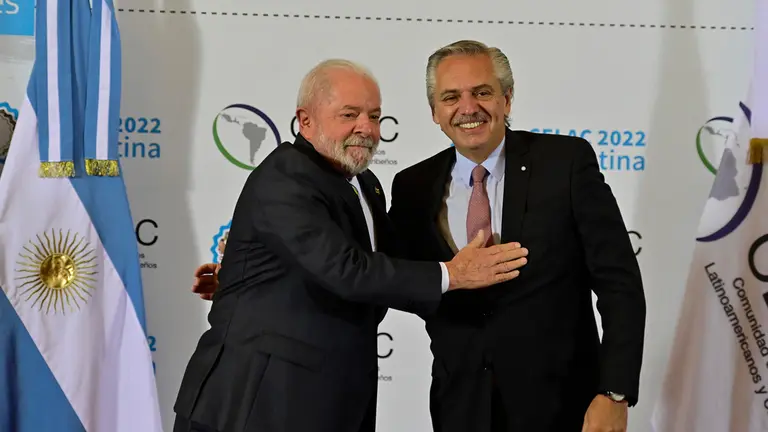 El presidente de Brasil (izq) Luiz In&aacute;cio Lula da Silva junto a su hom&oacute;nimo argentino, Alberto Fern&aacute;ndez./ EFE