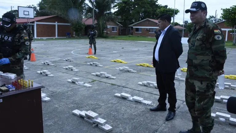 Parte de la droga hallada en una pista irregular de La Paz. VICEMINISTERIO DE SUSTANCIAS CONTROLADAS