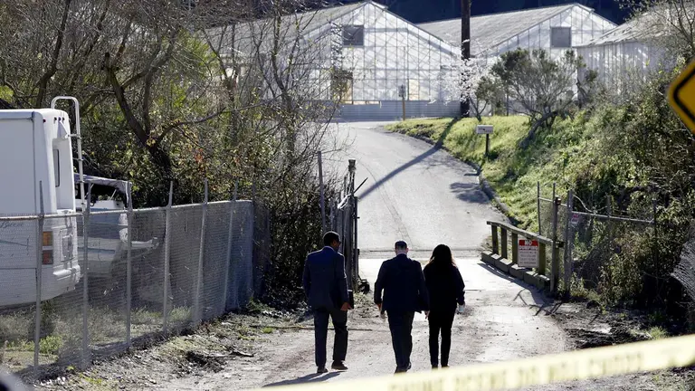Agentes de la Oficina Federal de Investigaciones (FBI) hacen presencia en una de las dos escenas de tiroteos masivos en granjas en Half Moon Bay, California (EEUU). EFE