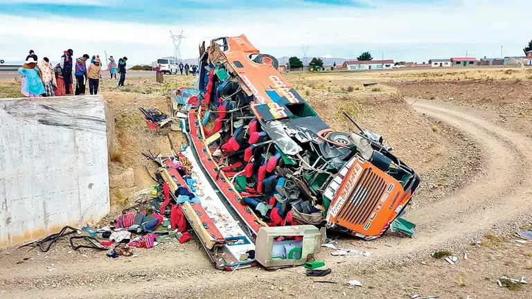 Bus de Trans Sucre se accidenta en Patacamaya. APG